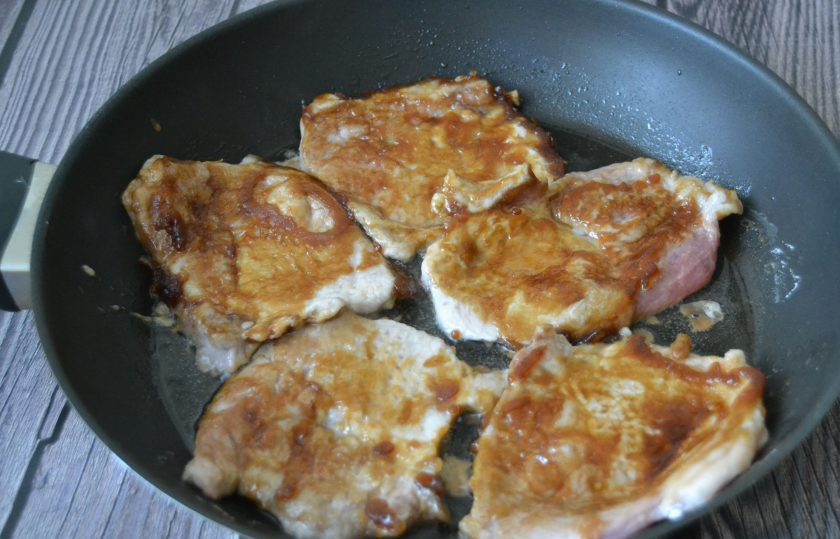 1. Этап. Отбивные Соломоны: Хорошо разогрейте сковороду с растительным маслом, обжаривайте с обеих сторон примерно по 3 минуты.