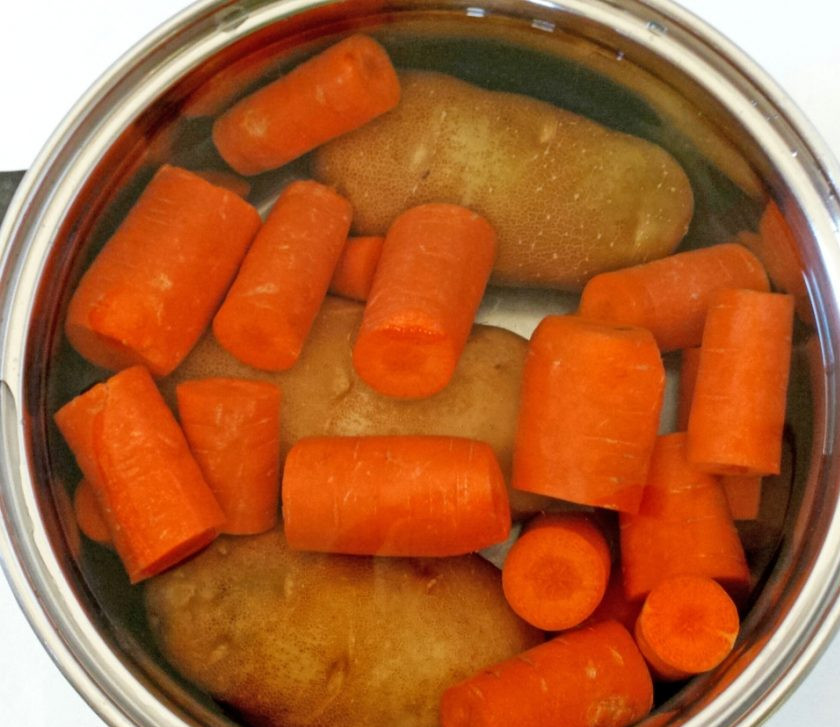 1. Этап. Салат из соленых огурцов: 1. Мою картошку и морковку, затем помещаю их в кастрюлю и заливаю холодной водой, отправляю кастрюлю на огонь и варю овощи после закипания 40 минут.