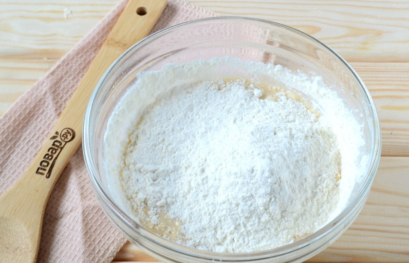 1. Этап. Пишме: Затем добавьте оставшийся сахар, немного соли, желток и просейте муку.