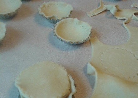 1. Этап. Закрытые тарталетки с курицей и грибами: Накрываем меньшей заготовкой.