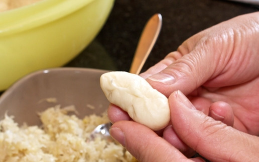 1. Этап. Пирожки с капустой на сдобном тесте: 17. Залепите лепешку со всех сторон. Проделайте это со всем тестом и начинкой.