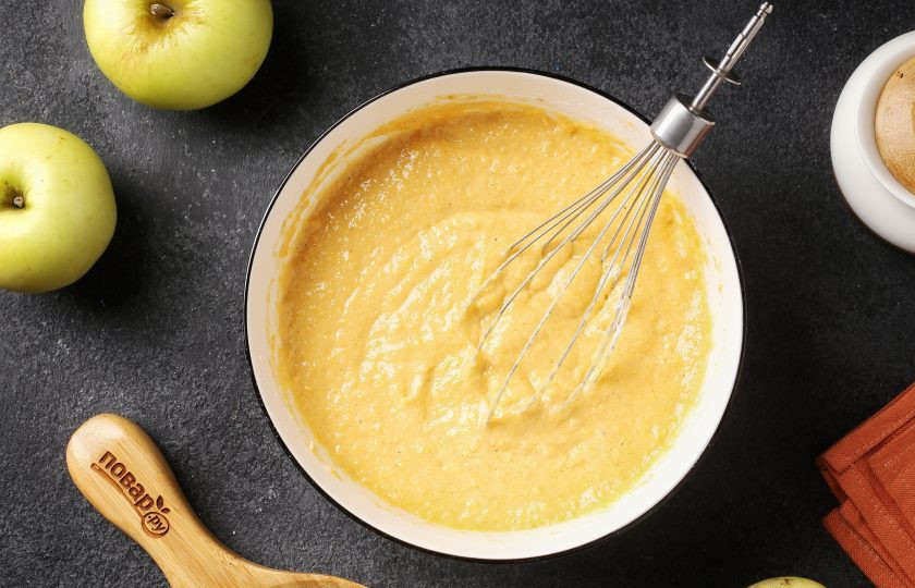 1. Этап. Тыквенный пирог с яблоками: Перемешайте всё ещё раз до однородного состояния. Муку добавлять в тесто лучше частями. В среднем уходит около 200 граммов. Консистенция теста должна быть средняя, не стоит делать его слишком крутым, чтобы нежнее получился пирог.