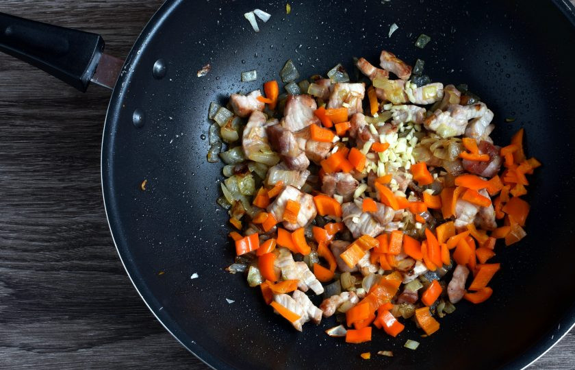 1. Этап. Пуктяй: Добавьте рубленный чеснок и сладкий перец квадратиками. Слегка обжарьте.