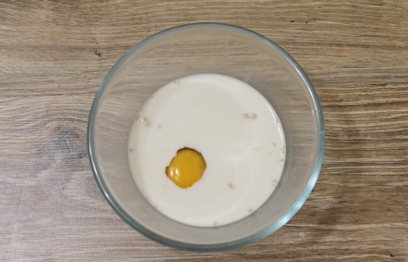 1. Этап. Ватрушки с черникой: В миску с молоком разбейте яйцо и перемешайте все до однородности.