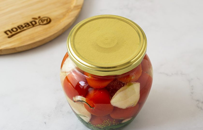 1. Этап. Помидоры с яблоками на зиму: Влейте в банку горячую воду до самого верха. Банку прикройте крышкой и оставьте на 20 минут.