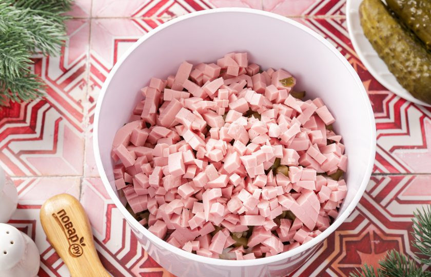 1. Этап. Салат Оливье на год Змеи: Колбасу нарежьте примерно такими же кубиками, как и остальные ингредиенты.