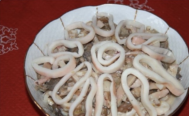 1. Этап. Салат из кальмаров и шампиньонов: 9. Перемешиваем салат, украшаем его ломтиками кальмаров. Можно еще и зелени немного добавить. Все готово, приступаем к дегустации!