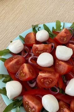 1. Этап. Салат с коктейльными томатами и сыром моцарелла: Вылейте из упаковки сыра жидкость и украсьте салат шариками моцареллы;