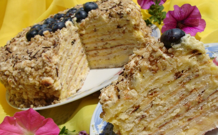 1. Этап. Сырный торт на сковороде: Оставляем торт пропитываться в холодильнике на 2 часа. Затем украшаем бока и верхушку обрезками коржей, миндалем и кокосовой стружкой. Приятного аппетита!