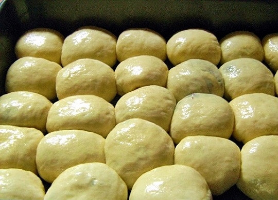 1. Этап. Булочка с повидлом: 7. Небольшим количеством сливочного масла смажьте форму и выложите туда булочки. Растопите еще ложку масла, смажьте немного верх и оставьте булочки минут на 20. За это время можно разогреть до 190 градусов духовку.