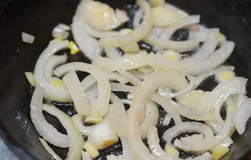 1. Этап. Фриттата с брокколи и сладким перцем: 6. На сливочном масле обжарьте лук.