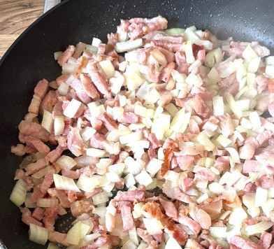 1. Этап. Спагетти с кабачками в сливочном соусе: Обжарить бекон до зарумянивания, добавить нарезанный лук, вместе обжарить до мягкости лука и добавить чеснок. Через минуту убрать со сковороды.