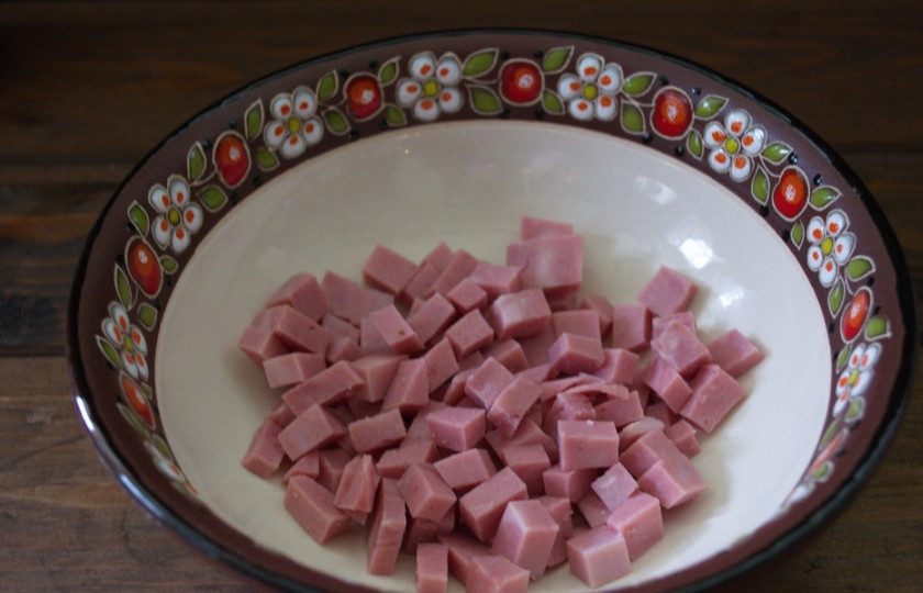 1. Этап. Салат Удачный: Для данного рецепта нужна колбаса копченая, но я взяла более нежный продукт и, на мой взгляд, более полезный - ветчину. Ветчину или колбасу нарезаем кубиком.