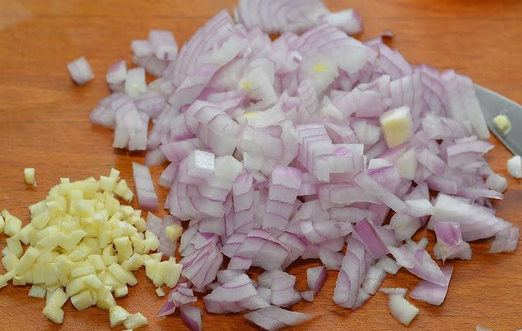 1. Этап. Сальса из ананаса и папайи: Лук, чеснок и петрушку мелко шинкуем.