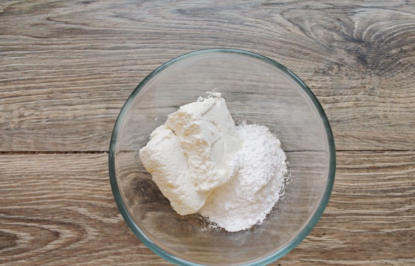 1. Этап. Глазированные сырки со сгущенкой: В миску выложите творог, и добавьте сахарную пудру, перемешайте.