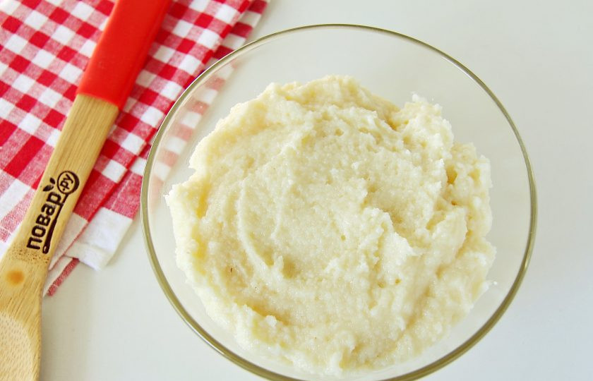 1. Этап. Манные биточки как в детском саду: Энергично перемешайте до однородного состояния. Если масса берется комками, то воспользуйтесь миксером.