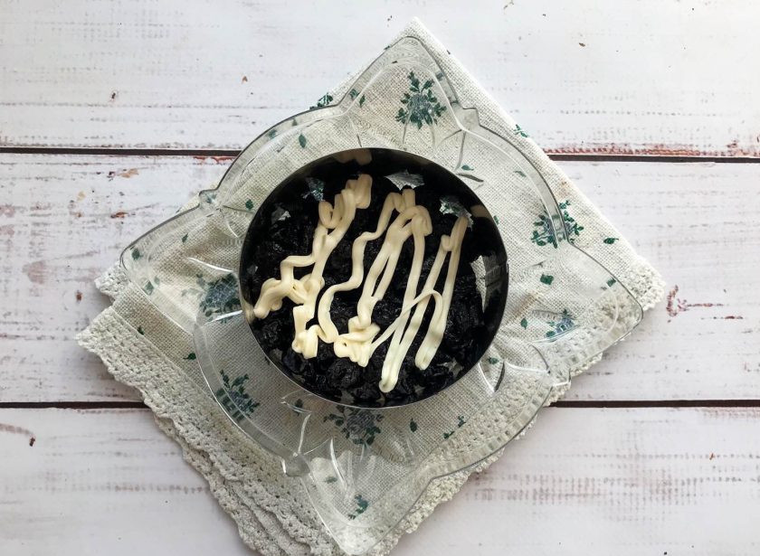 1. Этап. Салат с ветчиной и грецкими орехами: Чернослив смажьте небольшим количеством майонеза.