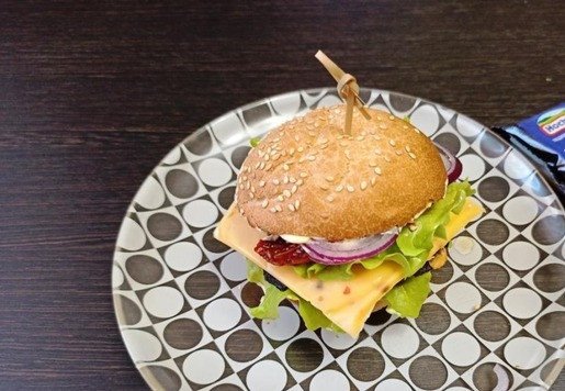 1. Этап. Бургер с запечёнными лесными грибами: Вторую половинку булочки смазать сметанным соусом и прикрыть бургер.