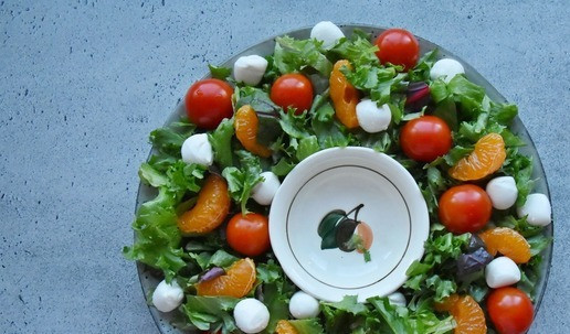 1. Этап. Салат венок с сыровяленой индейкой: С моцареллы слейте сыворотку и разложите мини шарики моцареллы между черри и мандаринами.