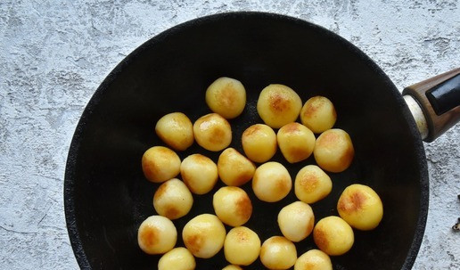 1. Этап. По мотивам салата Нисуаз: В сковороде разогреваю 1 ст. л. растительного масла и обжариваю картофель со всех сторон до подрумянивания. Важно чтобы картофель не только подрумянился, но и полностью прогрелся.