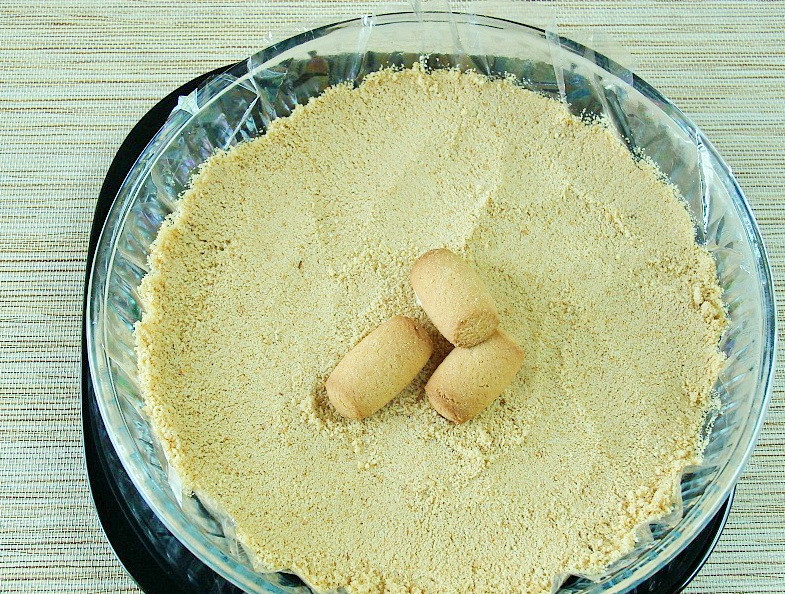 1. Этап. Торт творожный с творожным сыром: Печенье измельчите в мелкую крошку.