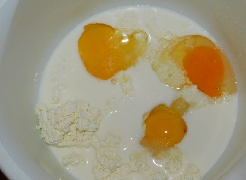 1. Этап. Нежные оладьи с творогом: Добавьте молоко, соль, ванилин и соду. Перемешайте.