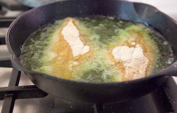 1. Этап. Жареная зубатка: 3. Выложите рыбку в разогретую сковороду.