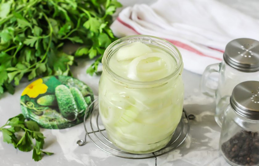 1. Этап. Маринованный лук кольцами на зиму: Залейте кипящий маринад в банку с кольцами лука и сразу же закрутите емкость горячей крышкой по резьбе или с помощью ключа для консервации.