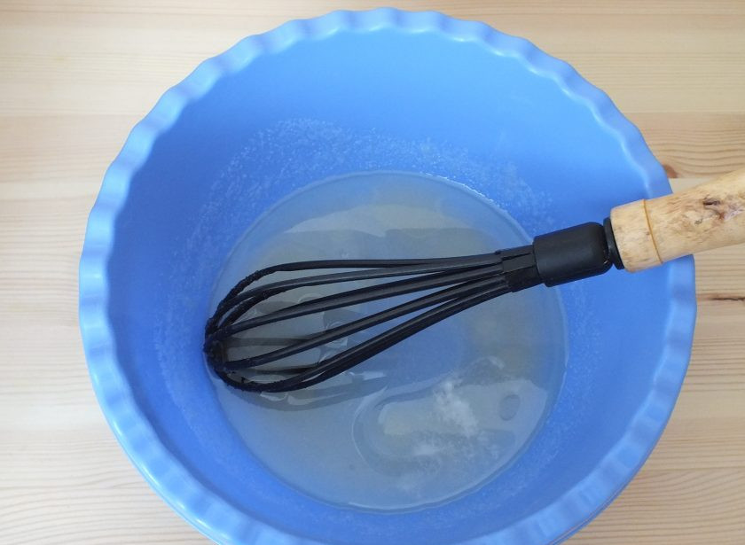 1. Этап. Кекс с вишней в мультиварке: Смешайте в чаше растительное масло, сахар и воду.