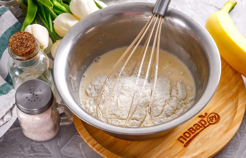 1. Этап. Панкейки на сметане: Всыпьте муку и вмешайте ее в яичную массу, не взбивая, чтобы не выпустить пузырьки воздуха. Влейте растительное масло и еще раз перемешайте. По желанию можете добавить ванильный сахар.