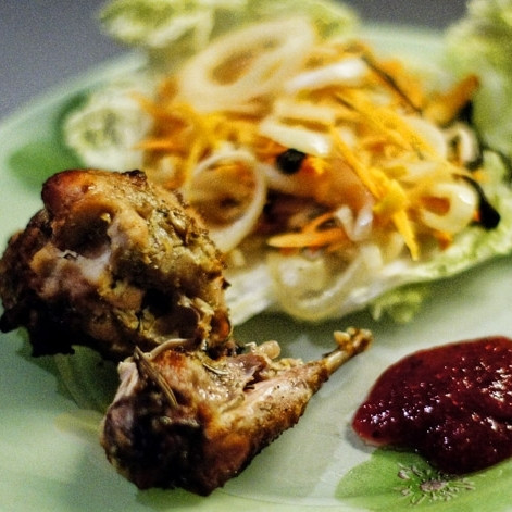 1. Этап. Кролик на гриле: По истечению оговоренного времени блюдо будет готово к подаче. Мясо кролика подаем с запеченными овощами и соусом (хорошо подойдет кетчуп). Приятного!