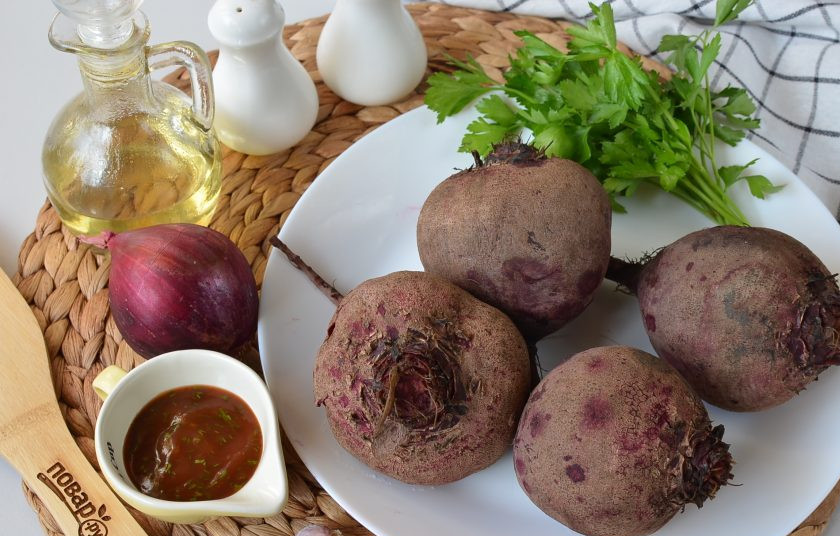 1. Этап. Свекла по-грузински: Подготовьте ингредиенты. Свеклу остудите. Очистите все овощи, включая лук и чеснок. Зелень вымойте.