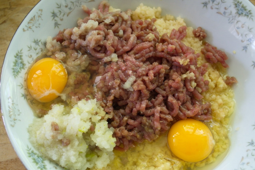 1. Этап. Драники в горшочках с мясом: Добавляем яйца и снова перемешиваем.