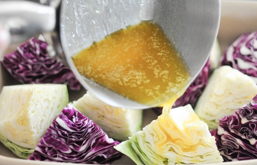 1. Этап. Запеченная белокочанная капуста: Полейте капусту растопленным сливочным маслом.