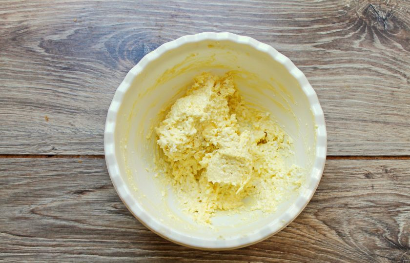 1. Этап. Закусочные конфеты: Добавьте в миску с яйцами и сыром майонез, перемешайте. При необходимости посолите и перемешайте еще раз.