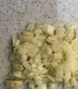 1. Этап. Салат Покоритель сердец: Нарезать мелко лук