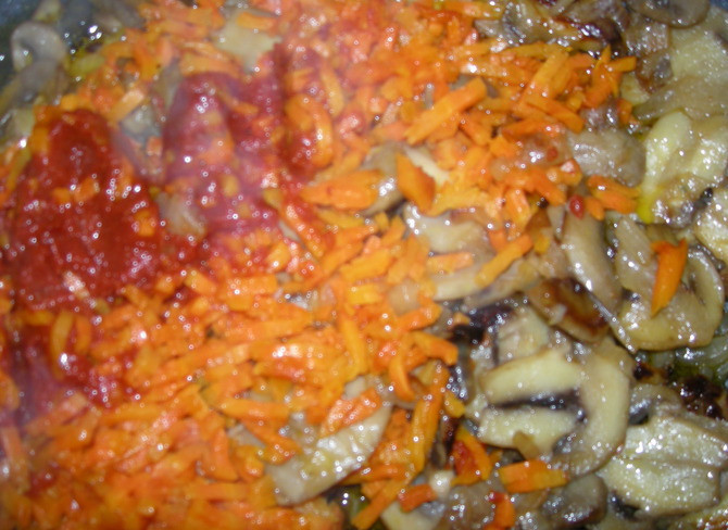 1. Этап. Лобио с грибами: Измельчаем грецкий орех. В сковороду помещаем все ингредиенты, добавляем томатную пасту, зелень измельченную, перемешиваем, добавляя специи. Тушим еще около 10 минут.