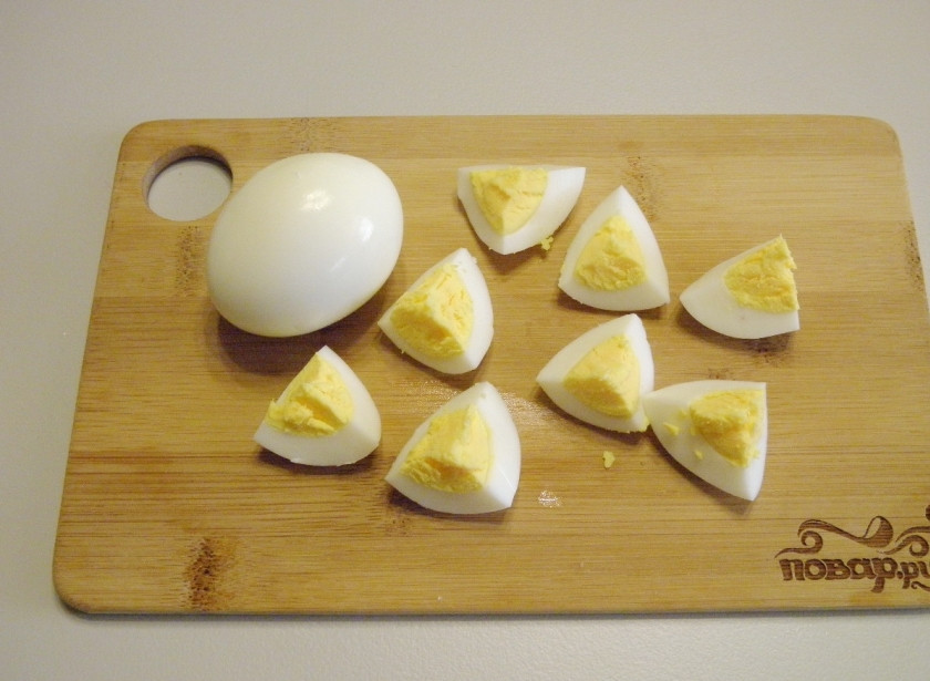 1. Этап. Салат с брокколи и крабовыми палочками: Вареные яйца порежьте на 8 частей каждое.
