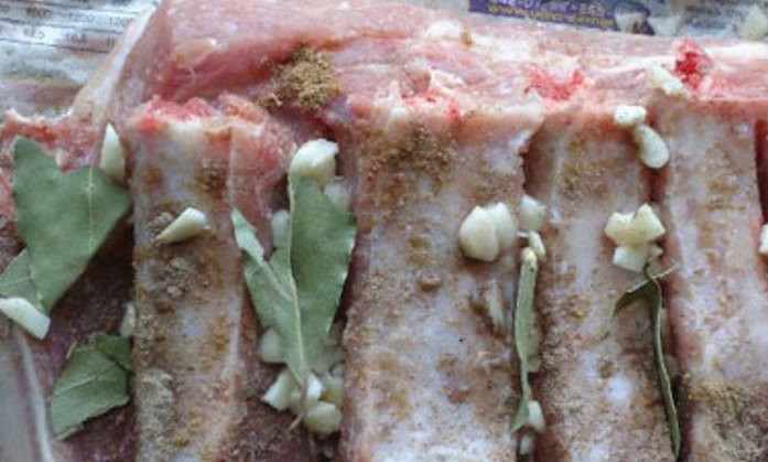 1. Этап. Ребрышки копченые: Полейте ребрышки соком лимона, уложите в пакет и отправьте в холодильник на три часа мариноваться.