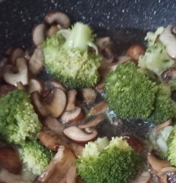 1. Этап. Жаркое из брокколи и грибов: Соединить брокколи с грибами. Добавить в сковороду соус, состоящий из меда, соевого соуса, имбиря, перца чили, уксуса. Варить около 2 минут, чтобы дать продуктам 