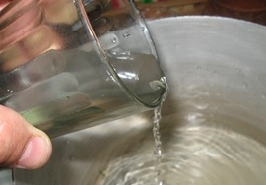 1. Этап. Огурцы консервированные сладкие: Готовим маринад, в кипящую воде растворяем соль, сахар. Снимаем с огня, заливаем уксус.