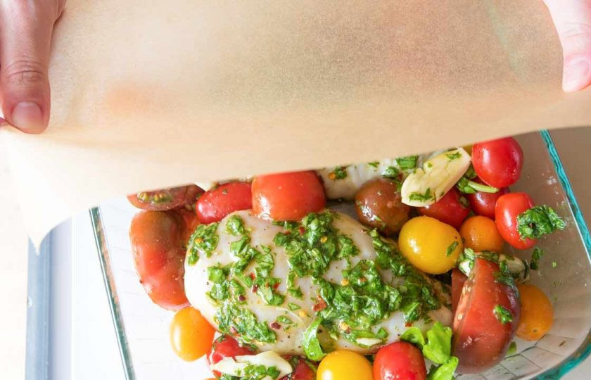 1. Этап. Легкий ужин: Духовку нагрейте до 200 градусов. Выложите курицу в форму, смешайте помидоры с маслом, перцем, солью. Крупные помидоры разрежьте. Выложите овощи в форму, накройте пергаментом.