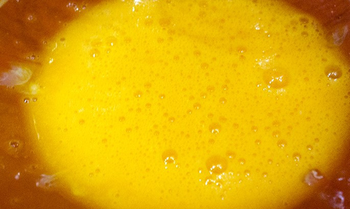 1. Этап. Спагетти под соусом Карбонара: Взбейте вилкой.