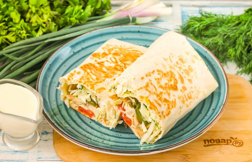 1. Этап. Денеры в лаваше: Разрежьте донар в лаваше пополам и подайте к столу горячим, с соусами, сметаной любой жирности, густым йогуртом или кисло-молочным напитком.