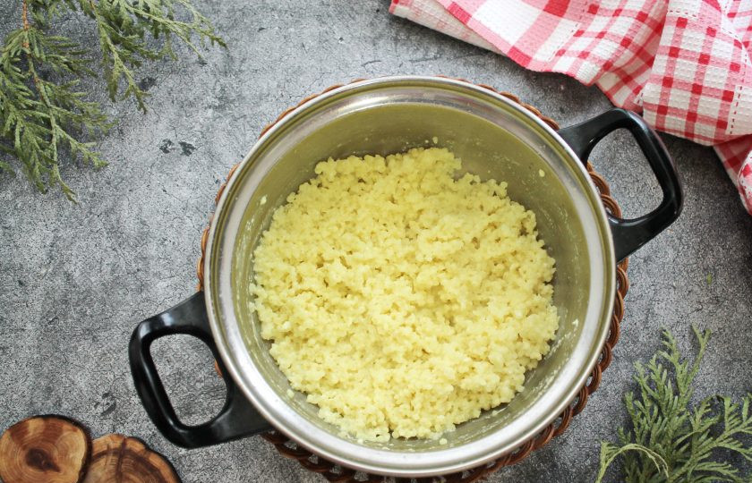 1. Этап. Пшенная каша на сухих сливках: Варите кашу на медленном огне, мешая, в течение 8-10 минут.