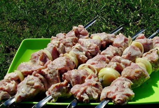 1. Этап. Шашлык из свинины с луком: Ну а дальше все по отработанной, хорошо знакомой всем схеме: нанизываем кусочки мяса на шампуры (по 5-6 шт), чередуя их с колечками лука.