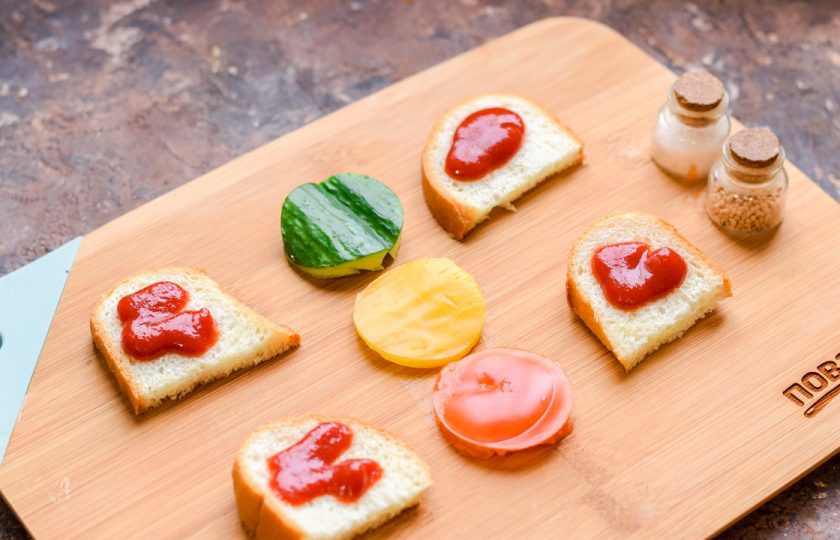 1. Этап. Бутерброды Дорожные знаки: Смажьте ломтики хлеба кетчупом.