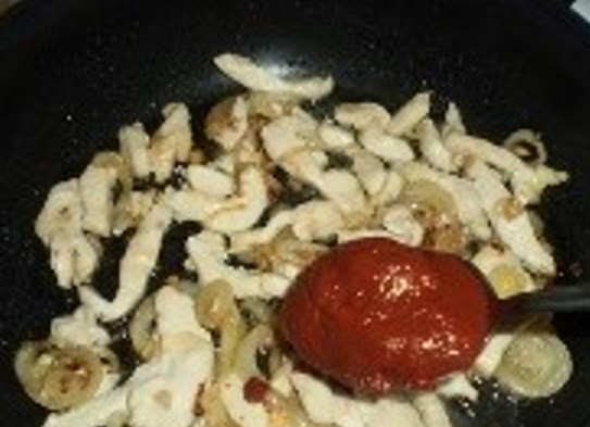 1. Этап. Соус с курицей для спагетти: Всё вместе обжаривайте минуты три. Затем добавьте томатную пасту и перемешайте.