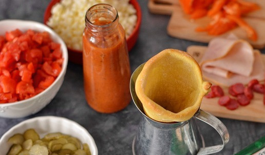 1. Этап. Коно пицца: А пока конусы запекались - подготовьте всё для начинки. Нарежьте мелко помидоры и перец. Тонкими слайсами нарежьте маринованные огурцы. Колбаски порежьте колечками. Моцарелла у меня уже порезана мелким кубиком (такая и продавалась). Но если у вас кусок сыра - натрите его на тёрке или нарежьте мелко.