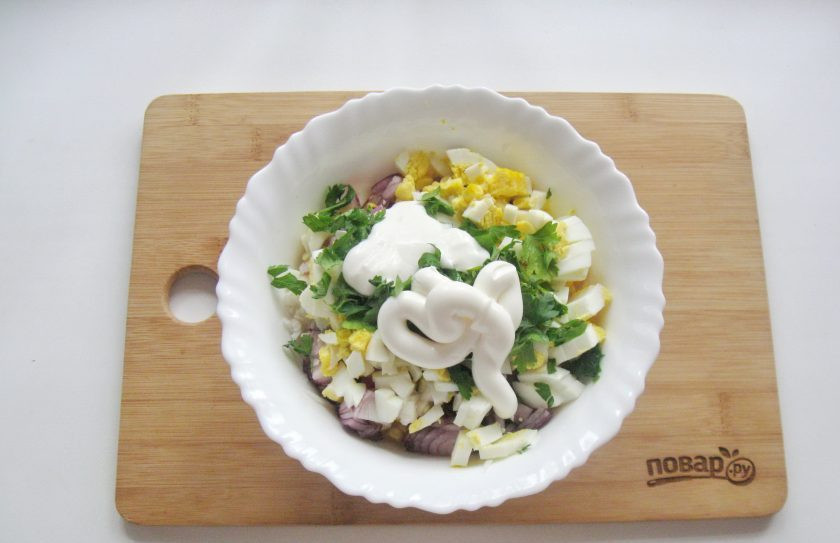 1. Этап. Салат Русская метель: Заправьте салат майонезом.